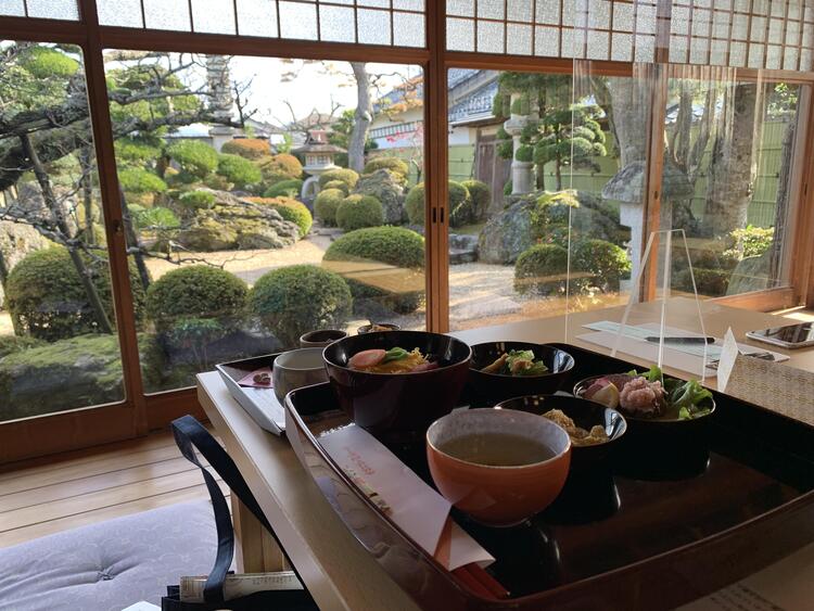 綿向の郷御膳と日本庭園