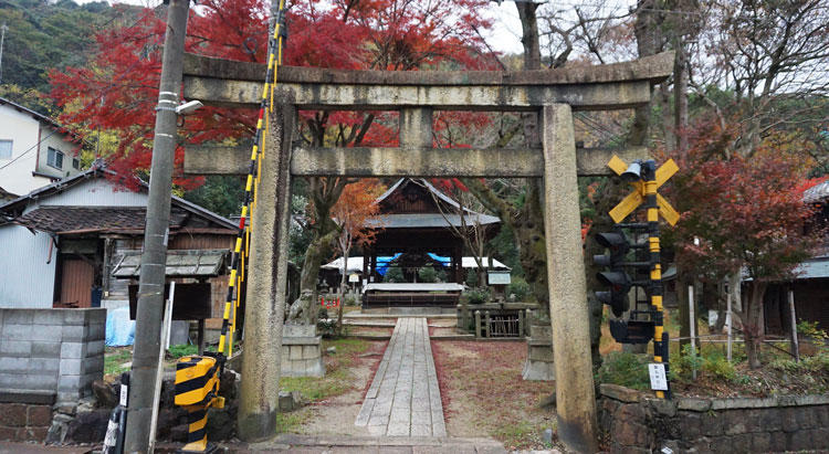 関蝉丸神社-鳥居.jpg