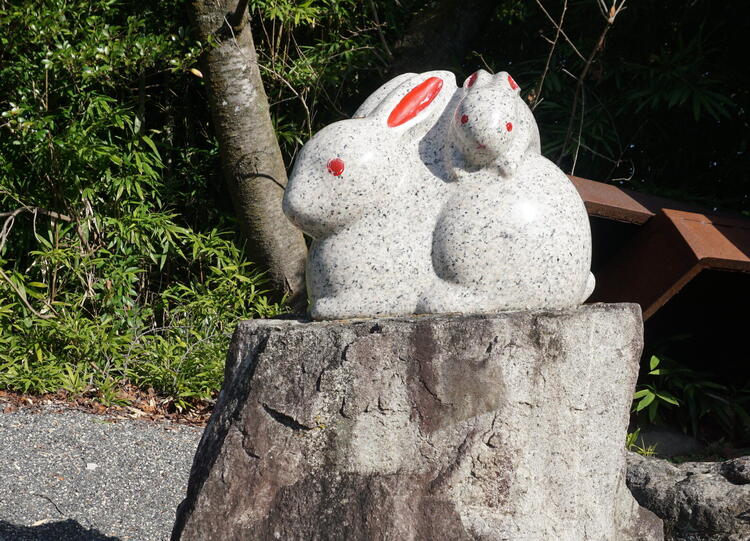 三尾神社　親子兎