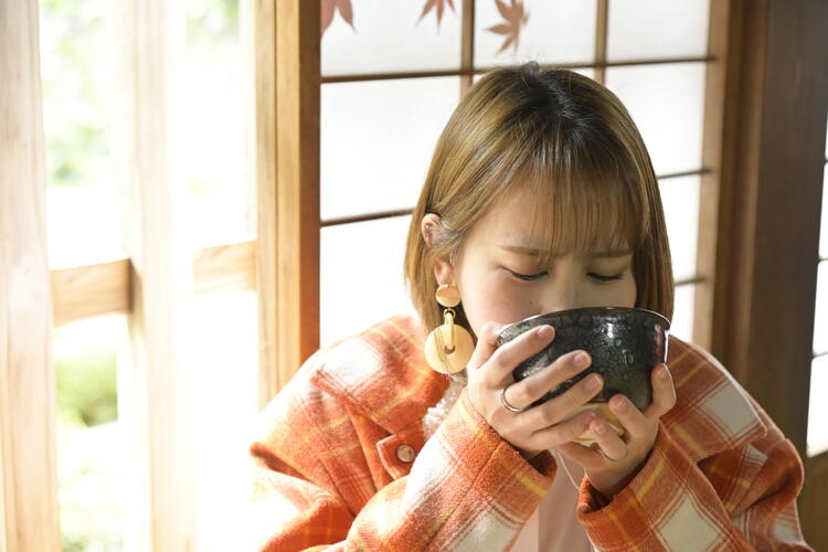 お茶を飲むレインボー大使